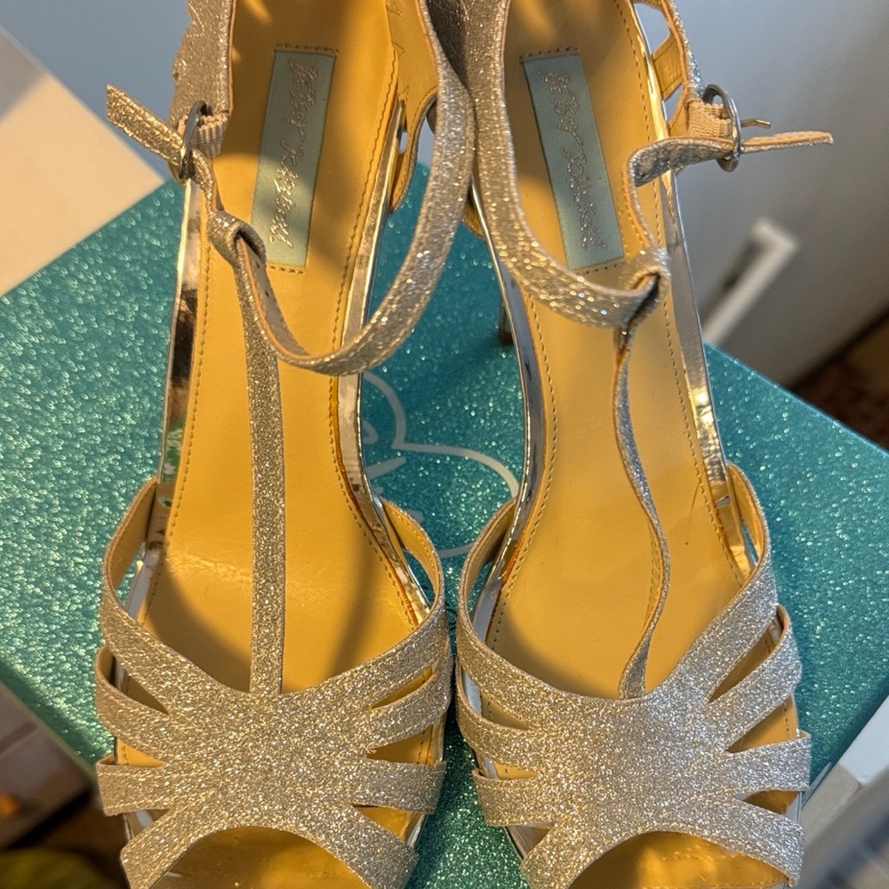 Elegant Gold Glitter Women's Heels - Picture 2 of 4